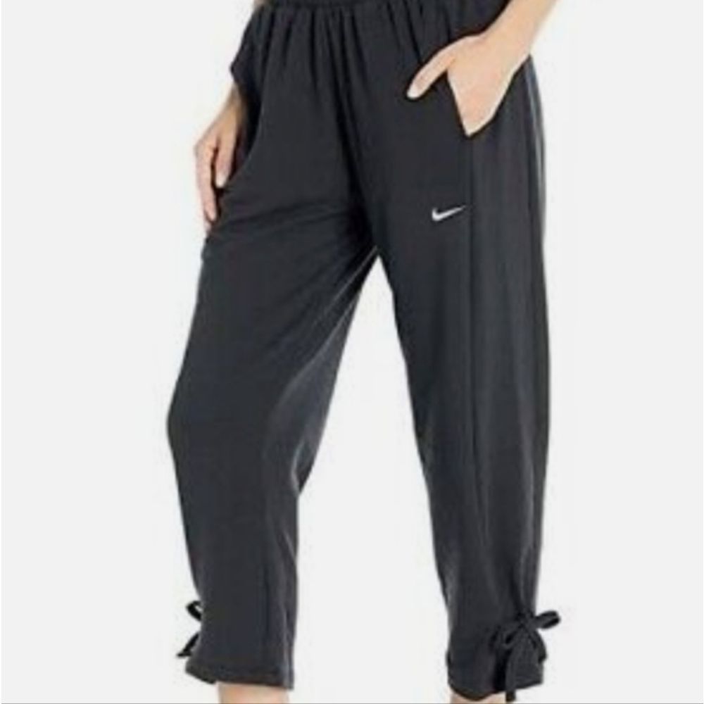 Nike Women's Sportswear Dri-Fit Standard Fit Yoga Pant Crop (size XS)